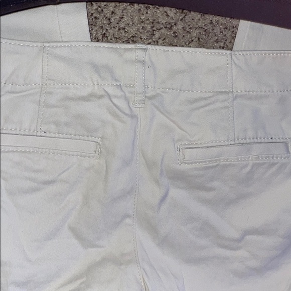 These are very cute white jeans - Picture 3 of 3